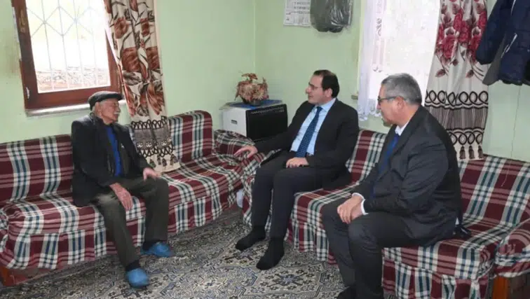 Çay’da yaşlı vatandaşlara anlamlı ziyaret: Kaymakam Türker hayır dualarını aldı