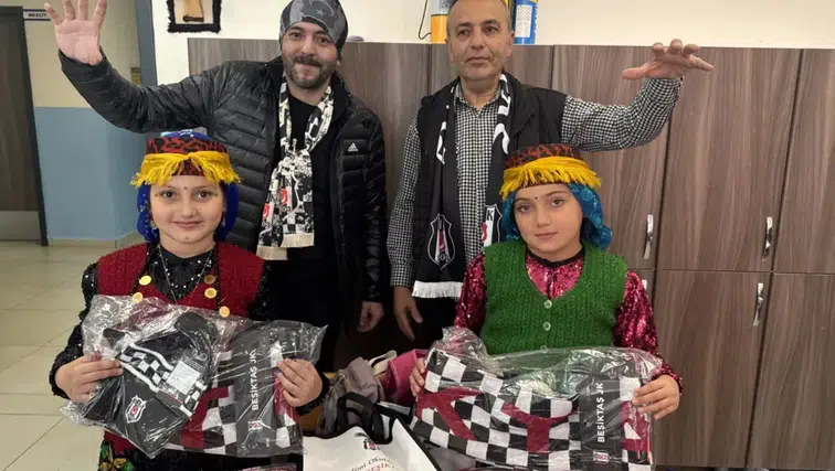 Beşiktaşlı taraftarlar Afyonkarahisar’da öğrencilerin yüzünü güldürdü