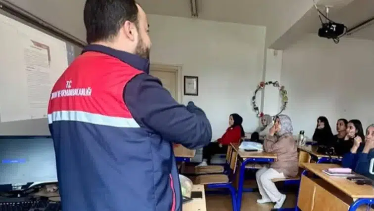 Afyon'da elma üreticilerine hastalık ve zararlılarla mücadele eğitimi