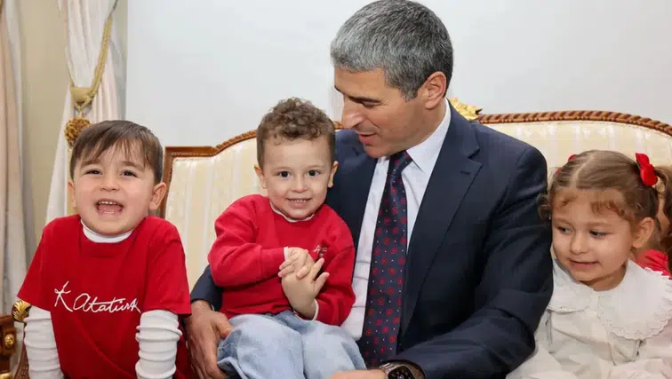 Afyonkarahisar’da Cumhuriyet Bayramı buluşması: Miniklerden Vali Aktaş’a ziyaret