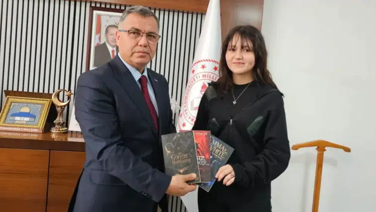 Afyonkarahisar’da lise öğrencisinden büyük başarı: Henüz 16 yaşında ama 3 kitap yazdı!