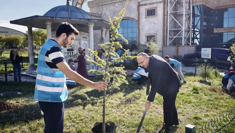 Afyon’da “Bir Fidan Bir Umut” etkinliği: Gençler kolları sıvadı