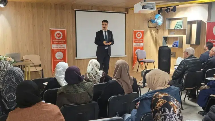 Afyon’da umre hazırlığı: Kutsal yolculuk öncesi vatandaşlara seminer verildi