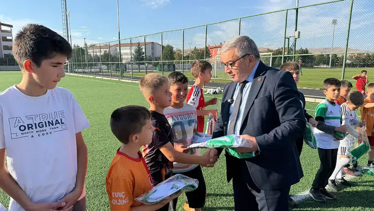 Afyon’da gençlerin yüzünü güldüren destek: Sporcular formalarına kavuştu