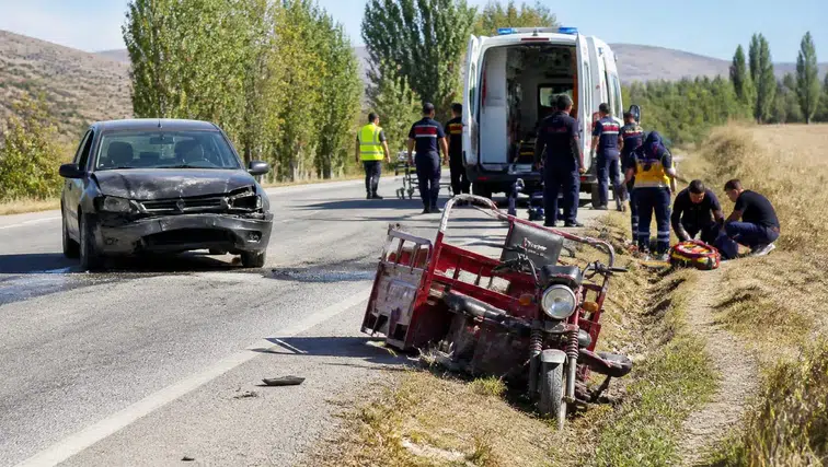 Afyon’da kontrolsüz yola çıkan motosiklet faciaya davetiye çıkardı! Araçta bulunan 7 kişi yaralandı!