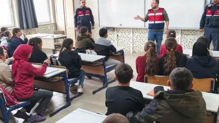 Afyonkarahisar’da 520 öğrenciye jandarmadan dijital güvenlik eğitimi