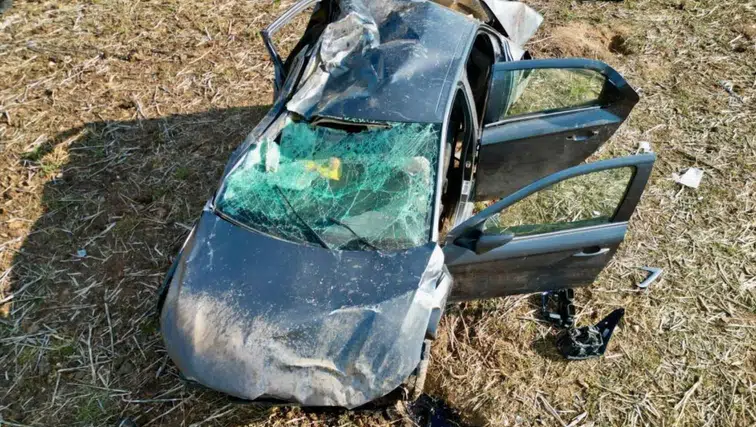 Afyon’da görenleri şaşkına çeviren kaza! Kağıt gibi ezilen otomobilden yaralı çıktı