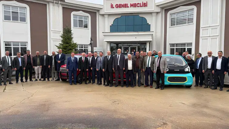 Afyon’da üretildi, Meclis binasının önüne çekildi! Forever marka araçlara büyük ilgi!
