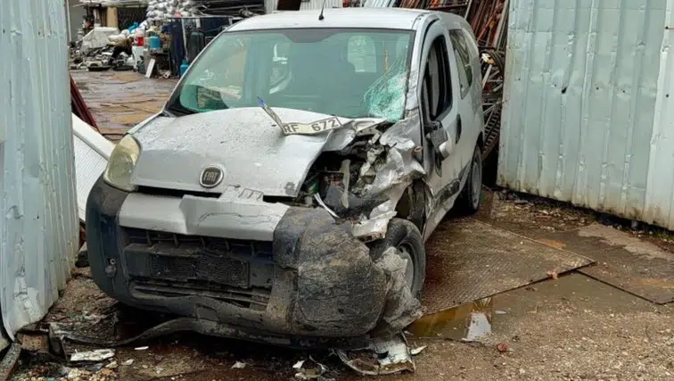 Afyon’da vinç hafif ticari aracı hurdalığa sürükledi: 1 kişi yaralandı