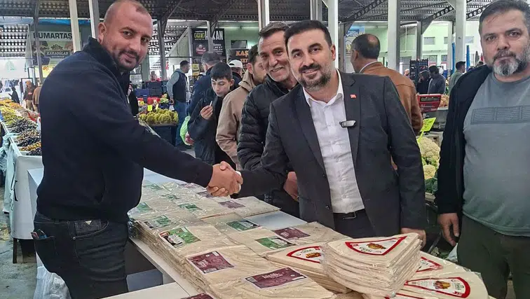 AK Parti’den Pazar ziyareti: AK Parti İl Başkanı Dr. Özgür Kavak vatandaşın taleplerini dinledi