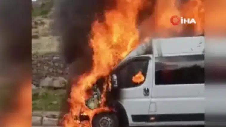 Afyonkarahisar’da park halindeki minibüs alevlere teslim oldu