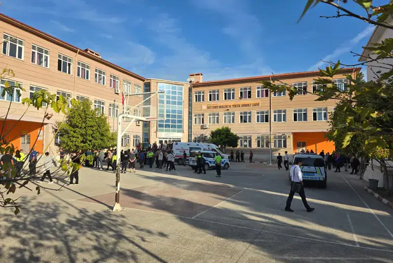 Manisa'da lise önünde silahlı saldırı: 3 öğrencinin durumu kritik