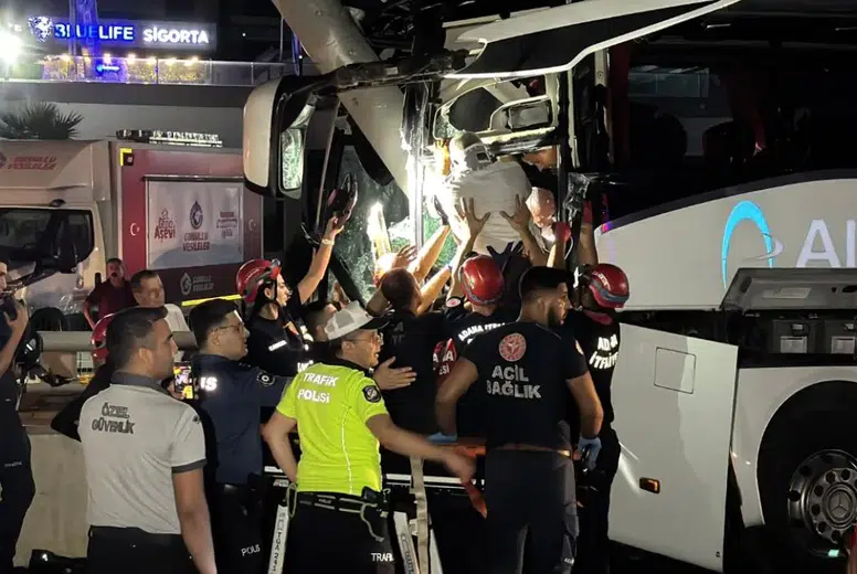 Yolcu Otobüsü Alt Geçit Duvarına Çarptı: 11 Yaralı