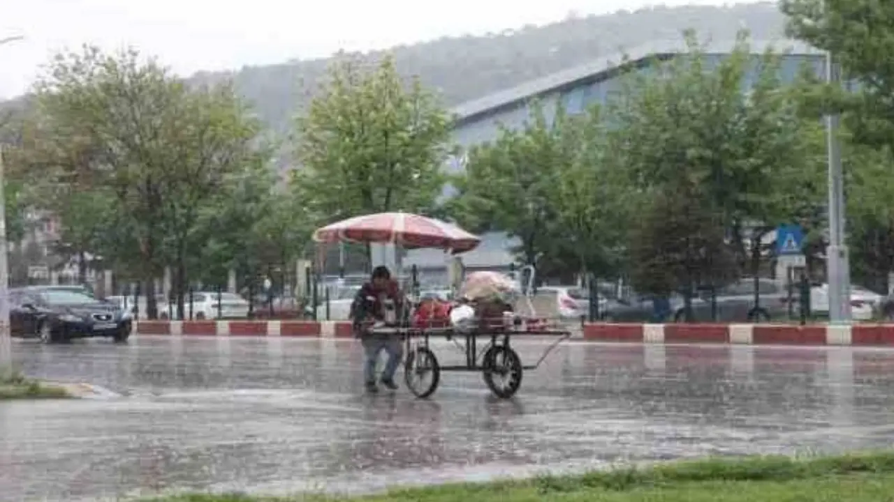 Afyon sağanak yağışa uyandı! Yağmur devam edecek mi? 4