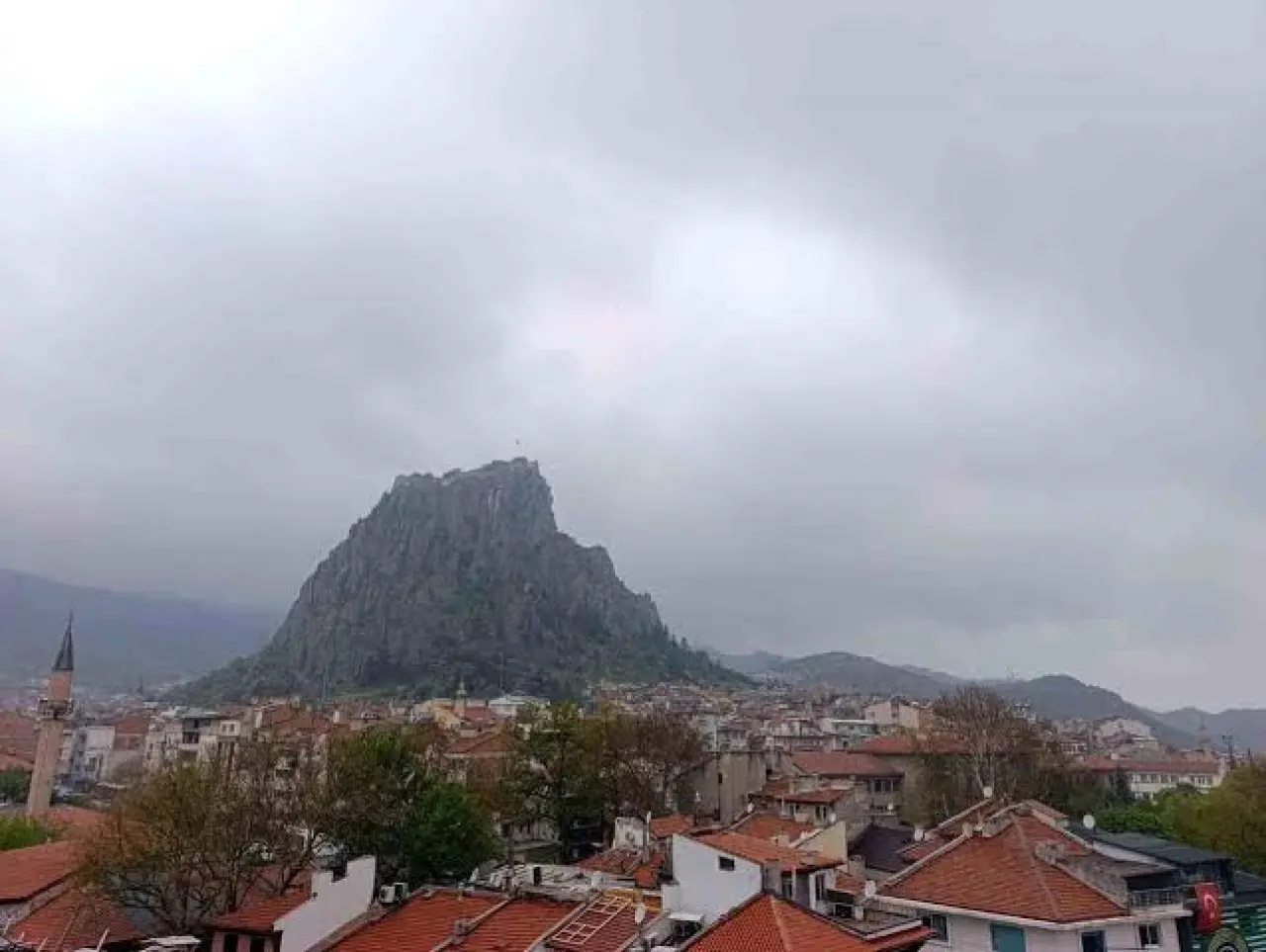 Afyon sağanak yağışa uyandı! Yağmur devam edecek mi? 1