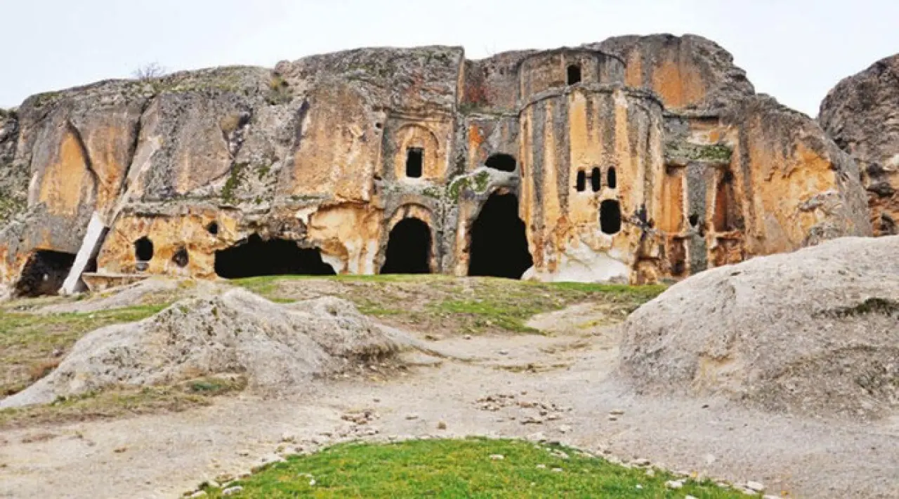 Afyon’da kayanın içine gizlenmiş yapı! İçinde bakın ne var 1