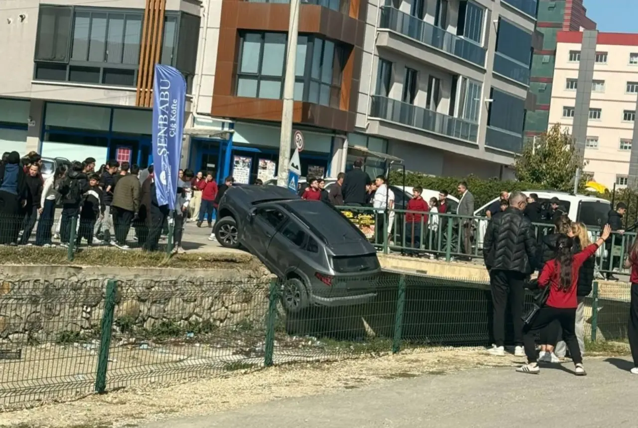 Afyon’da korkutan kaza! Seyir halindeki araç bir anda kanala düştü 4