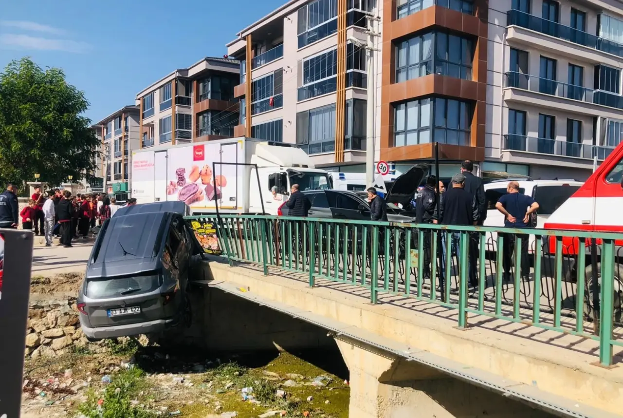 Afyon’da korkutan kaza! Seyir halindeki araç bir anda kanala düştü 1