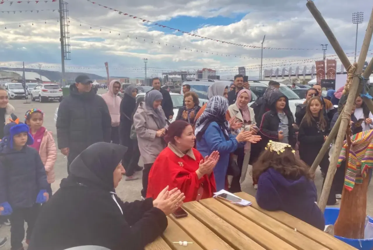 Afyonkarahisar Gastronomi Şenliğinde Yörük İzleri: Kıl Çadırı Büyük İlgi Gördü 1