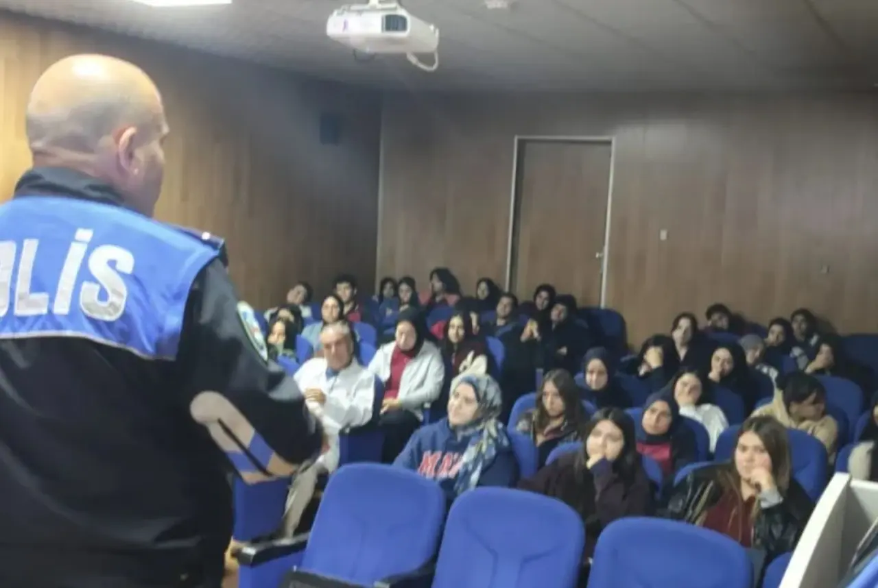 Afyonkarahisar’da polis ekipleri öğrencileri güvenlik risklerine karşı bilgilendirdi 4