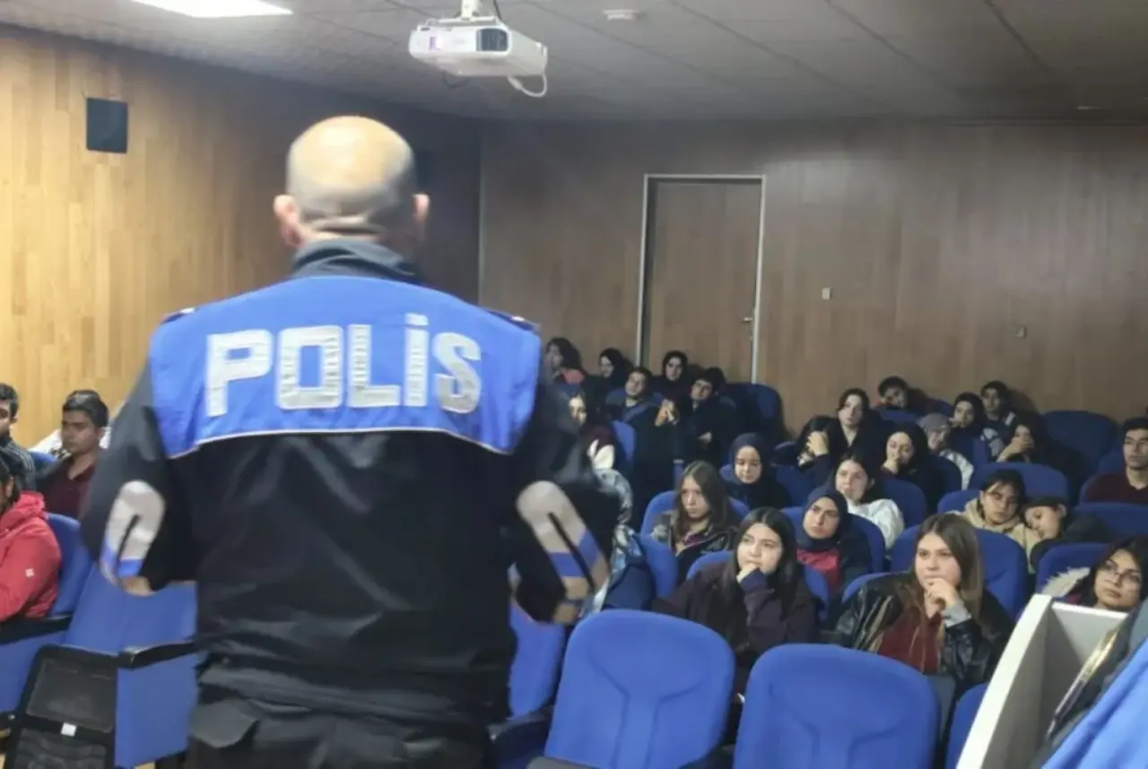 Afyonkarahisar’da polis ekipleri öğrencileri güvenlik risklerine karşı bilgilendirdi 3