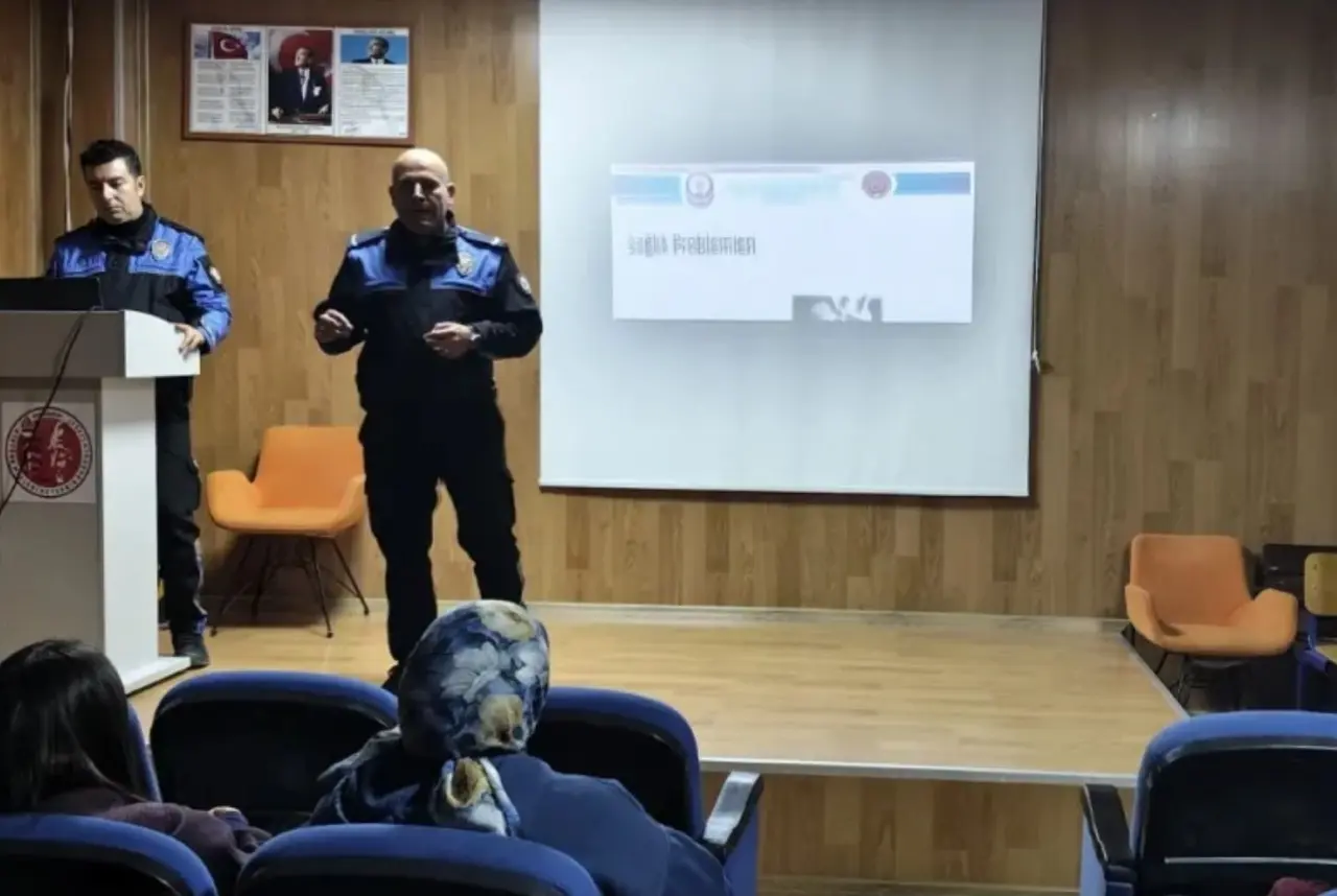 Afyonkarahisar’da polis ekipleri öğrencileri güvenlik risklerine karşı bilgilendirdi 1