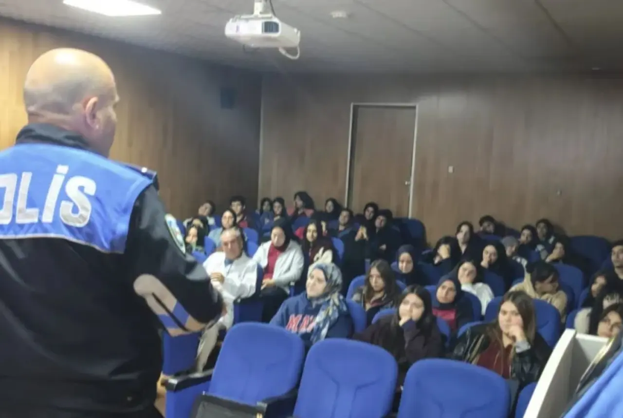 Afyonkarahisar’da polis ekipleri öğrencileri güvenlik risklerine karşı bilgilendirdi 5