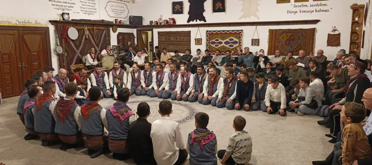 Afyonkarahisar'ın en ilginç gelenekleri görenleri şaşırtıyor! Bamyayla biten yemek, kadın kılığına giren erkekler... 2