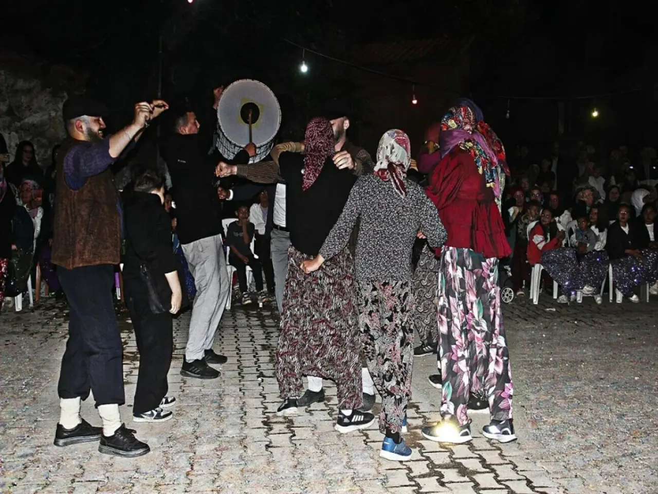 Afyonkarahisar'ın en ilginç gelenekleri görenleri şaşırtıyor! Bamyayla biten yemek, kadın kılığına giren erkekler... 7