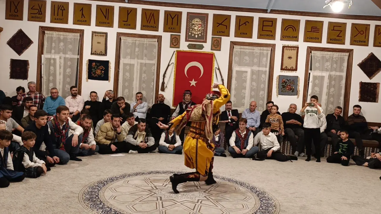 Afyonkarahisar'ın en ilginç gelenekleri görenleri şaşırtıyor! Bamyayla biten yemek, kadın kılığına giren erkekler... 9
