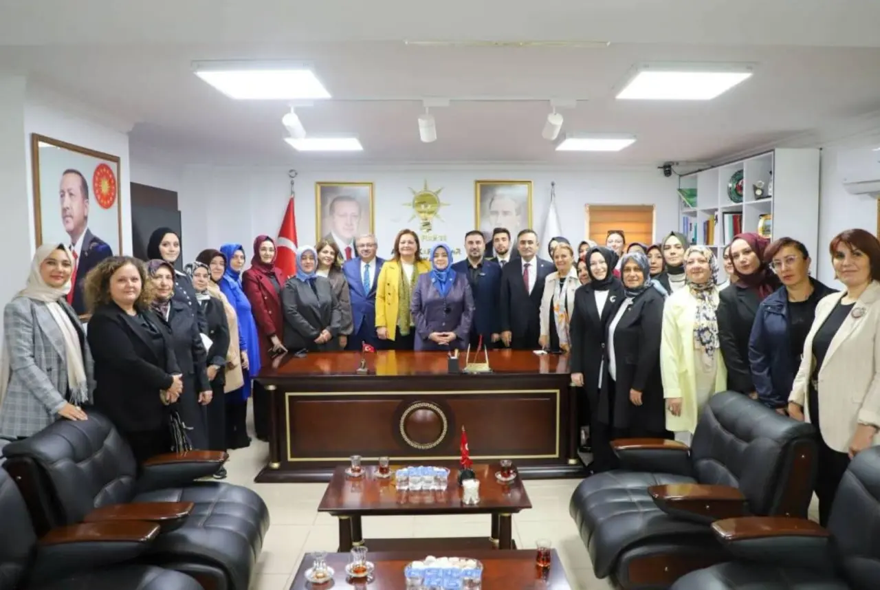 AK Parti Afyonkarahisar’da Tuğba Işık Ercan’a Bayat kilimi sürprizi 1