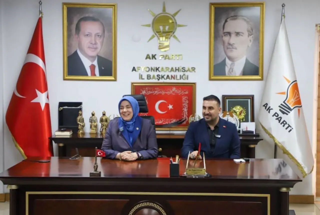 AK Parti Afyonkarahisar’da Tuğba Işık Ercan’a Bayat kilimi sürprizi 3