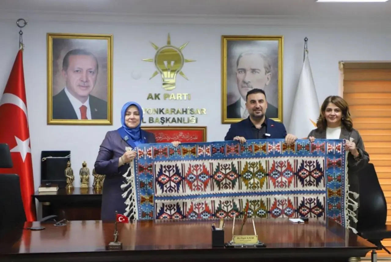 AK Parti Afyonkarahisar’da Tuğba Işık Ercan’a Bayat kilimi sürprizi 2