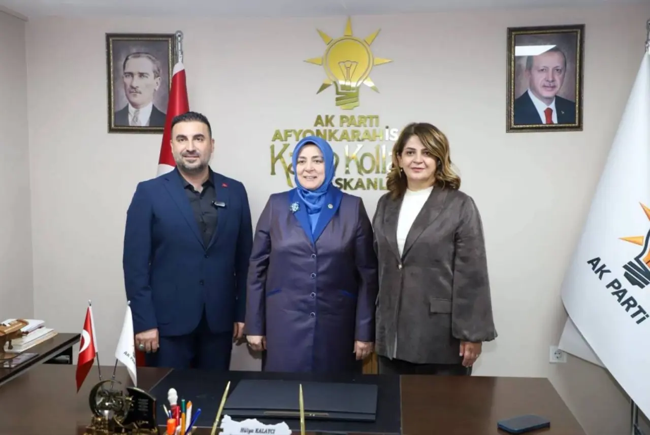 AK Parti Afyonkarahisar’da Tuğba Işık Ercan’a Bayat kilimi sürprizi 4