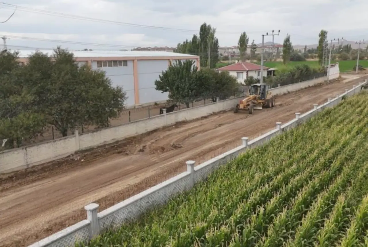 Bolvadin’de çiftçilere müjde! Yıllardır beklenen yol için çalışma başladı 3