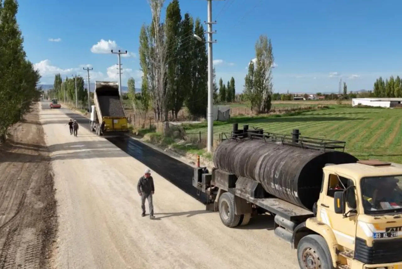 Bolvadin’de çiftçilere müjde! Yıllardır beklenen yol için çalışma başladı 2