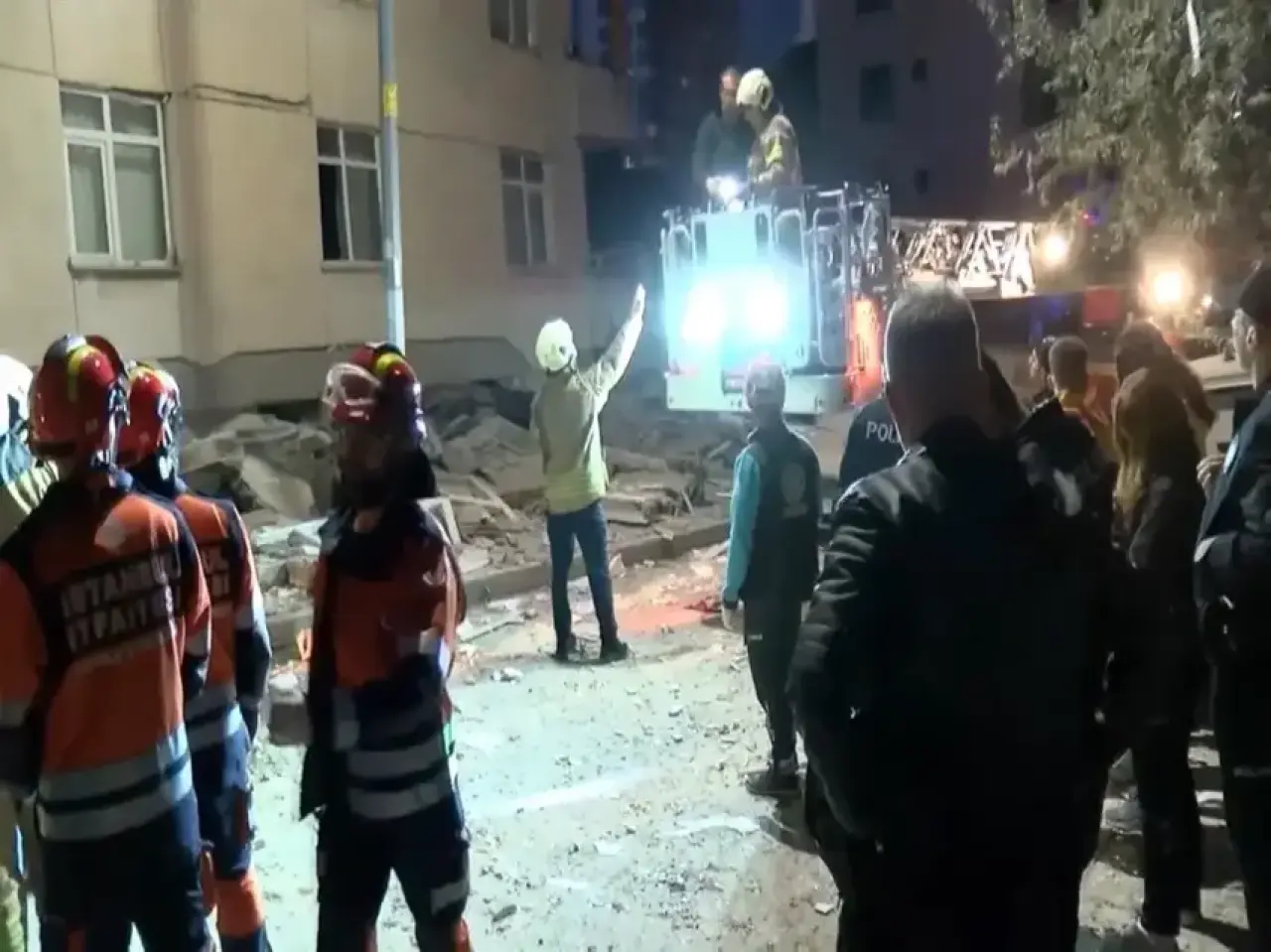 Maltepe’de bina mı çöktü? Ölü ve yaralı var mı? Enkaz altında kalanlar var mı? 3