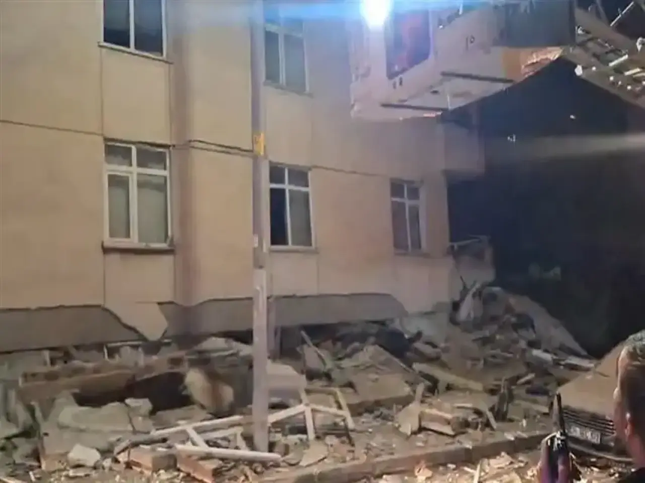 Maltepe’de bina mı çöktü? Ölü ve yaralı var mı? Enkaz altında kalanlar var mı? 2