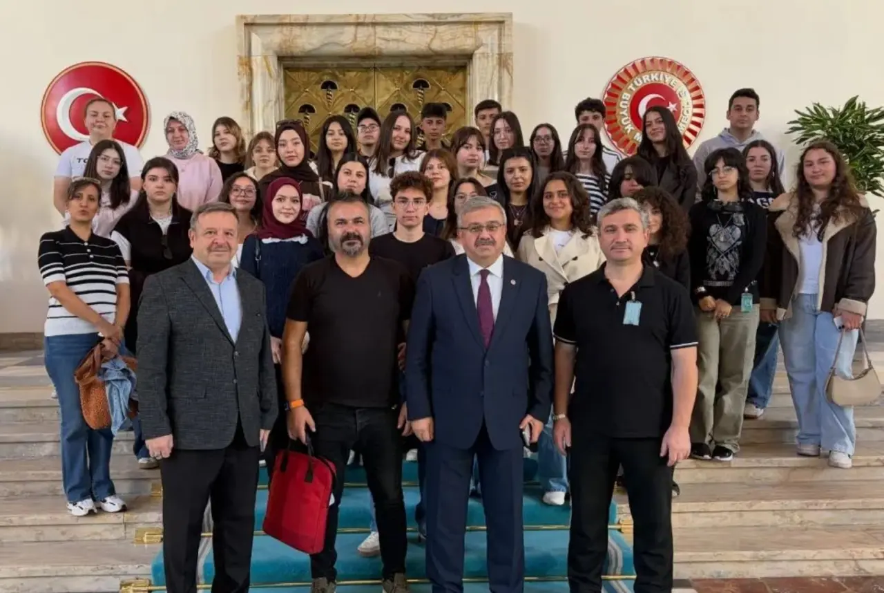 Milletvekili Yurdunuseven mezun olduğu okulun öğrencilerini Meclis’te ağırladı 1