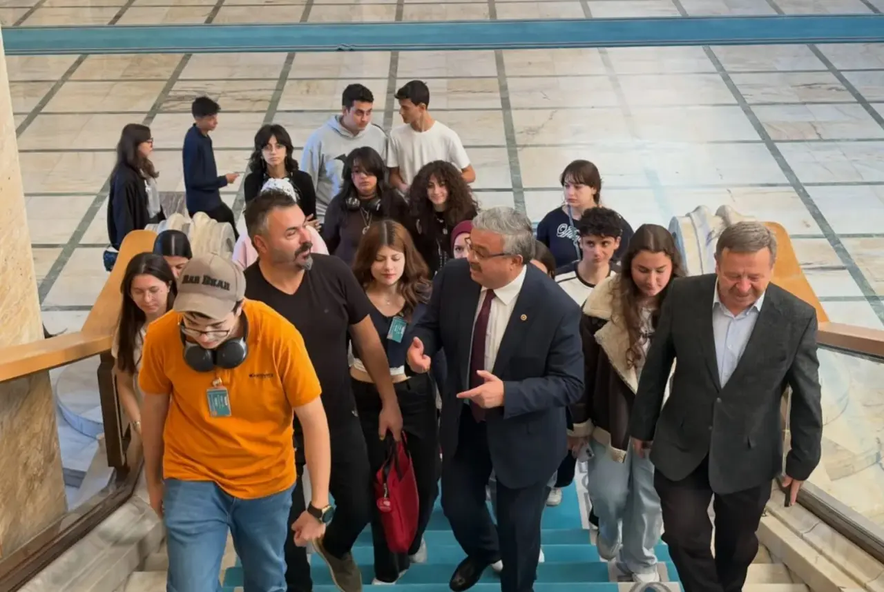 Milletvekili Yurdunuseven mezun olduğu okulun öğrencilerini Meclis’te ağırladı 3