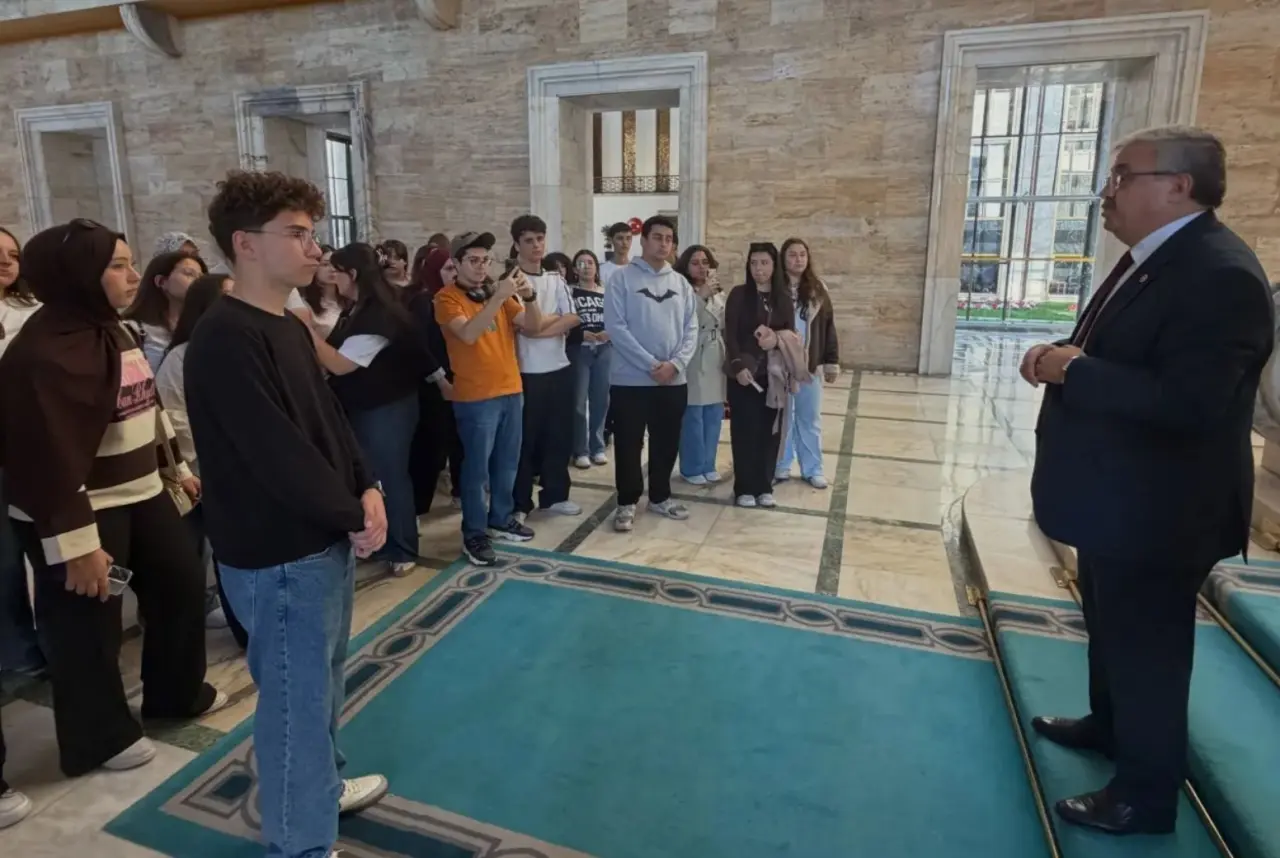 Milletvekili Yurdunuseven mezun olduğu okulun öğrencilerini Meclis’te ağırladı 5