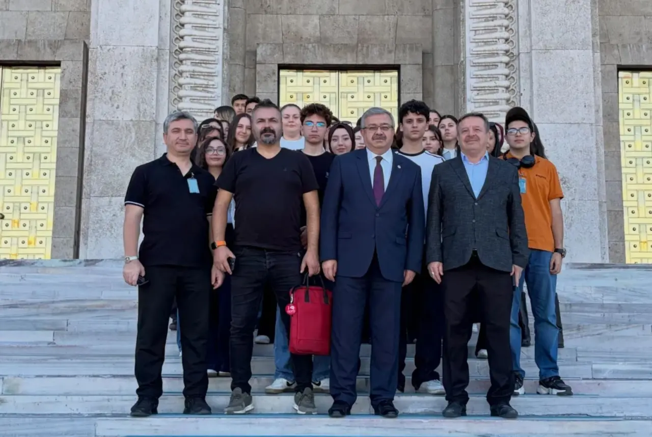 Milletvekili Yurdunuseven mezun olduğu okulun öğrencilerini Meclis’te ağırladı 4