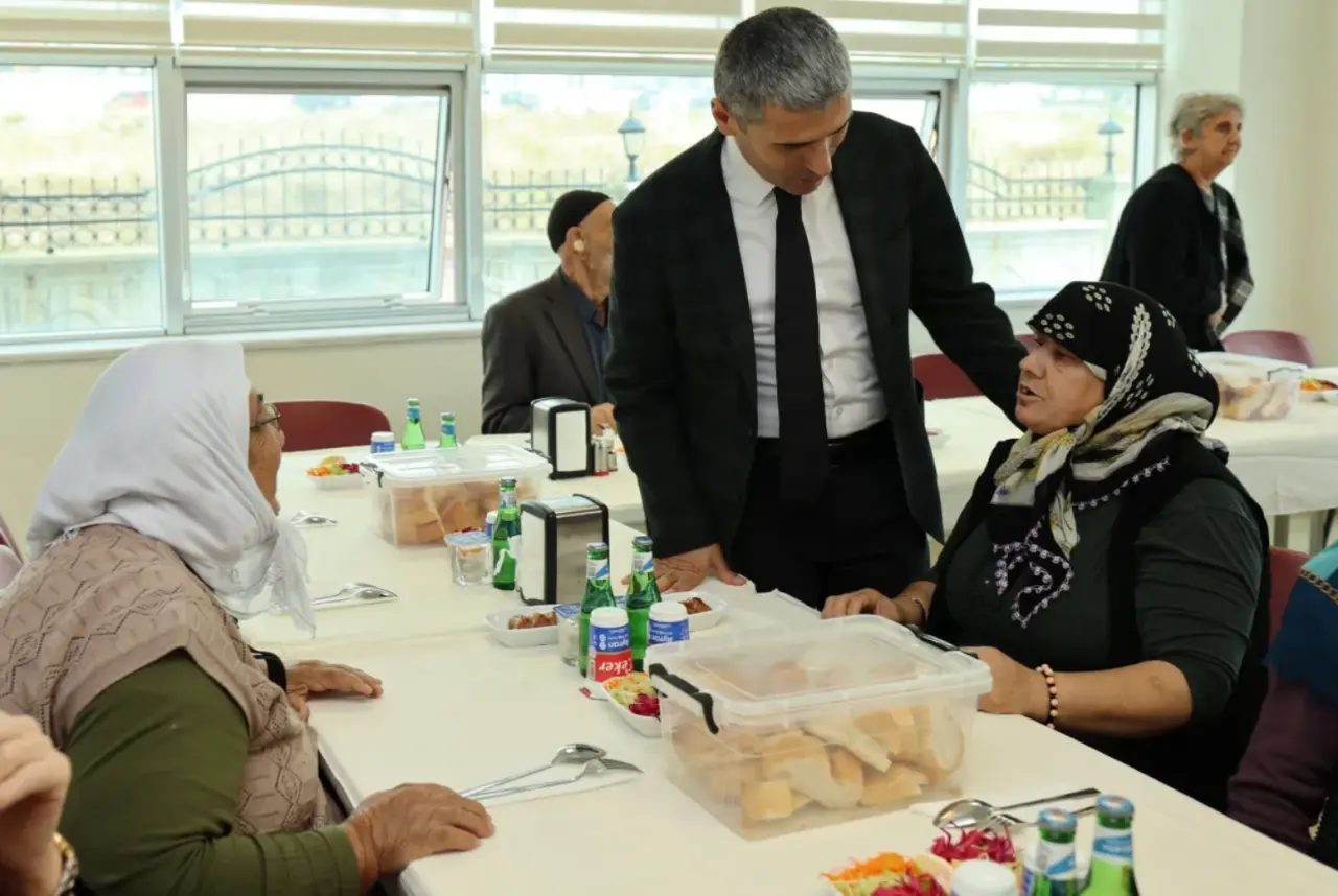 Vali Aktaş, Dünya Yaşlılar Günü’nde Emirdağ’daki Huzurevi Sakinleriyle Buluştu 1