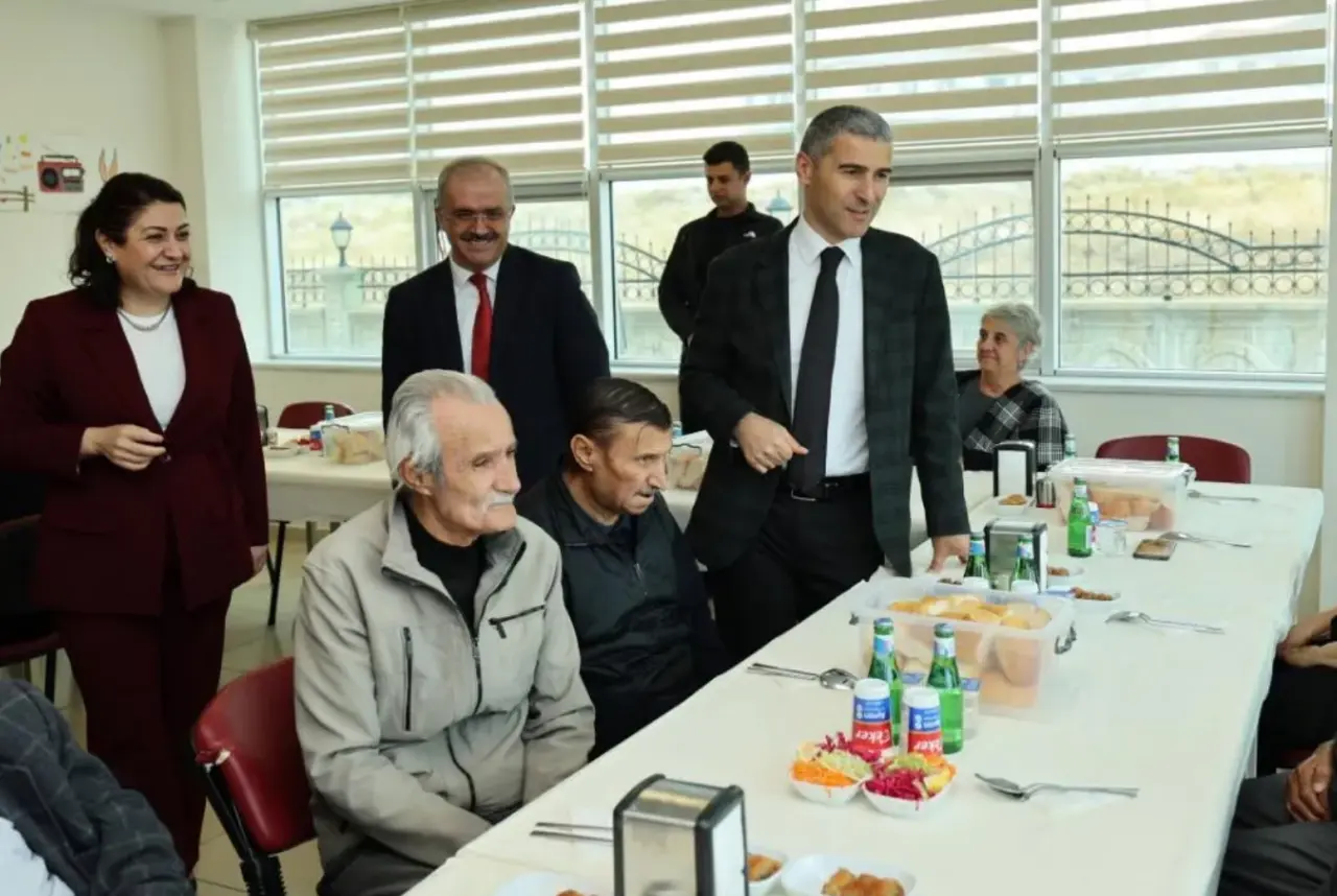Vali Aktaş, Dünya Yaşlılar Günü’nde Emirdağ’daki Huzurevi Sakinleriyle Buluştu 3