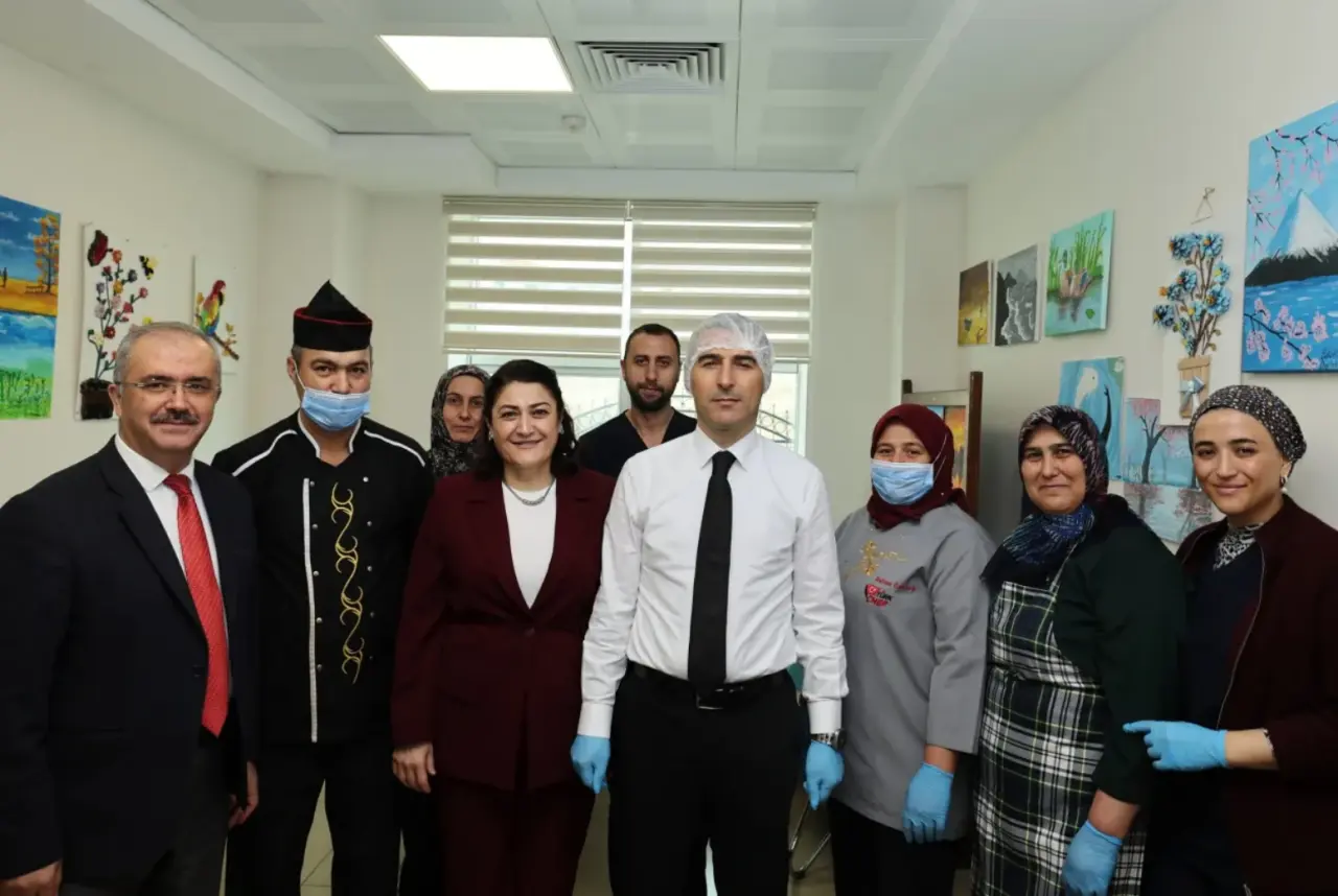 Vali Aktaş, Dünya Yaşlılar Günü’nde Emirdağ’daki Huzurevi Sakinleriyle Buluştu 4