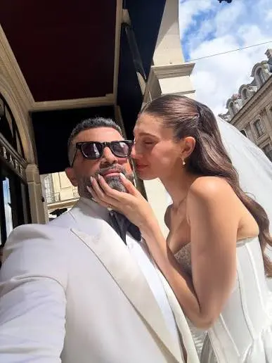 💥 Paris'te sürpriz nikah! Itır Esen ile Engin Aykanat evlendi: İşte ilk kareler Oyuncu Itır Esen, bir süredir birlikte olduğu menajer sevgilisi Engin Aykanat ile Paris'te sessiz sedasız bir şekilde evlendi. Ünlü