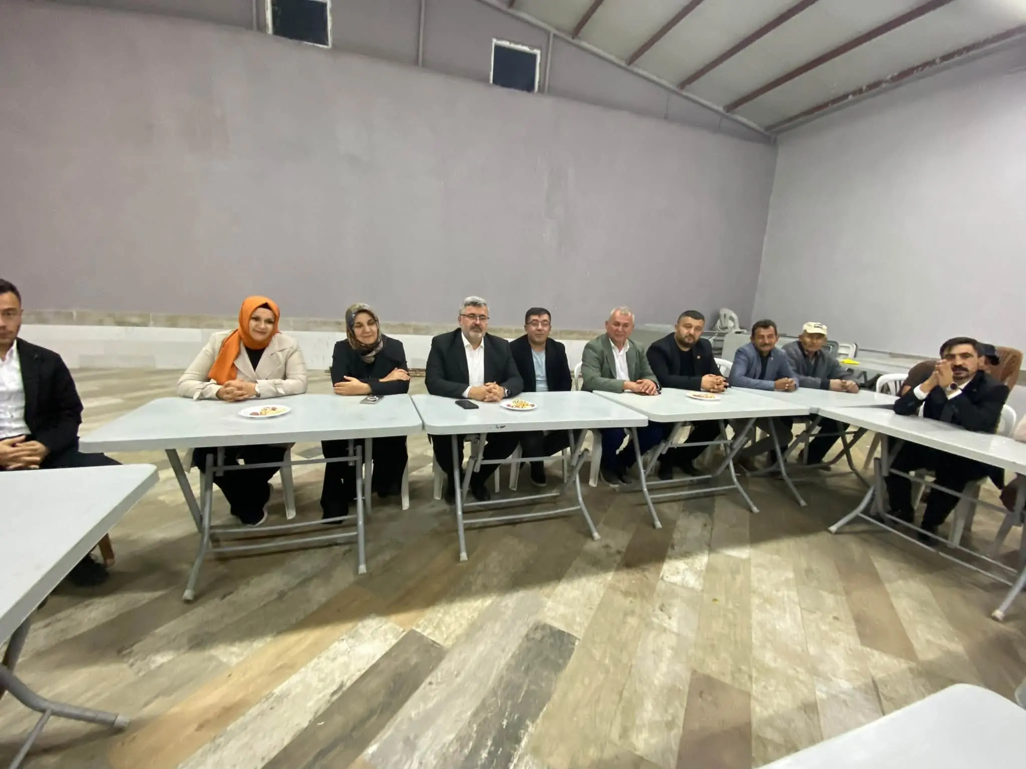 bir veya daha fazla kişi görseli olabilir