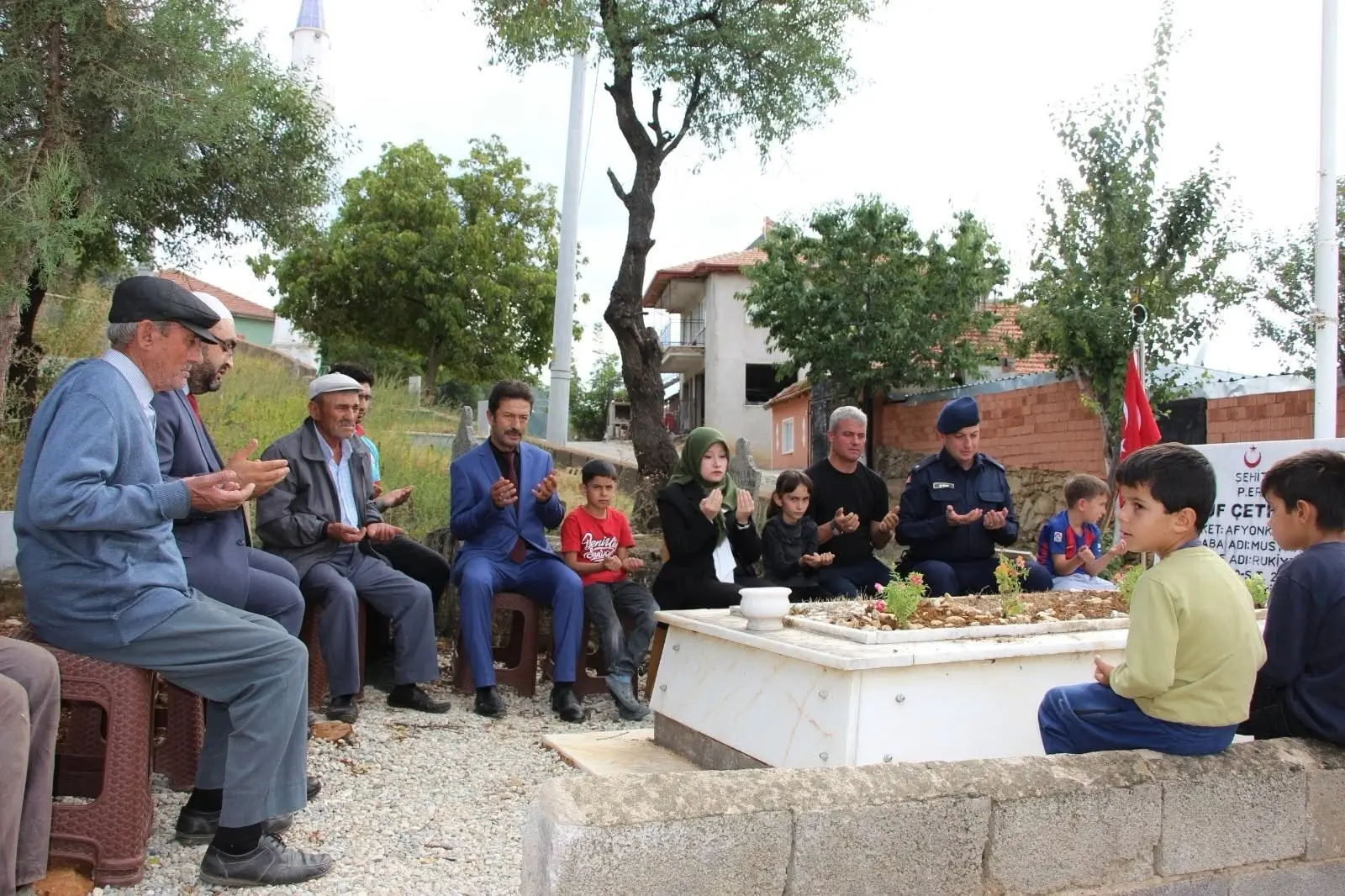 bir veya daha fazla kişi, ağaç ve yazı görseli olabilir