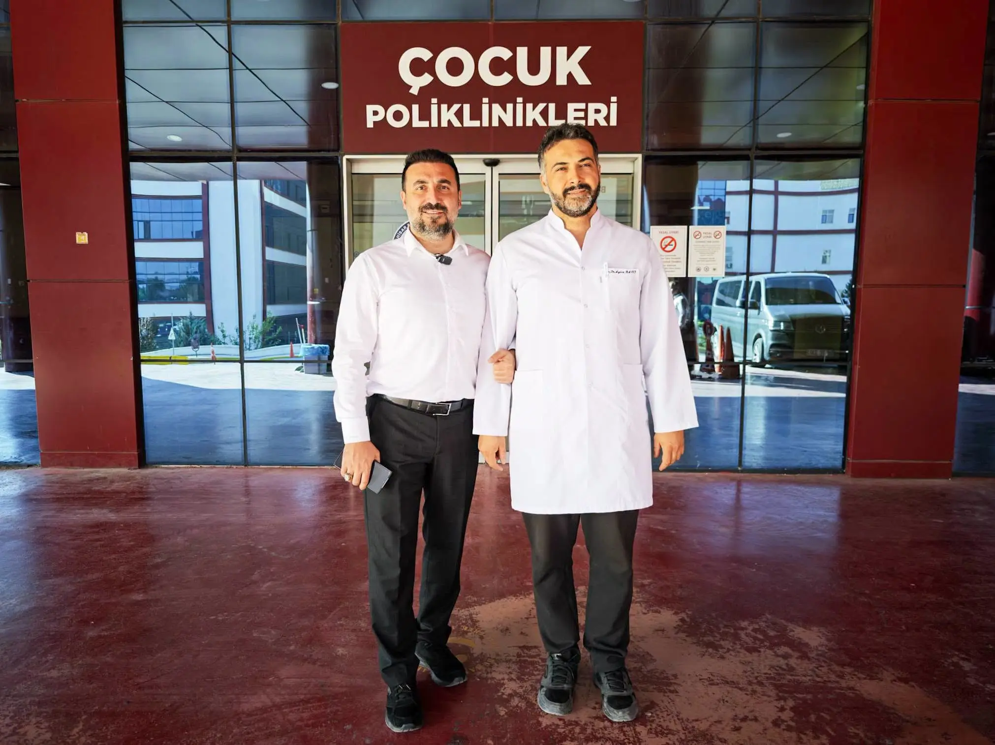 bir veya daha fazla kişi, hastane ve şunu diyen bir yazı 'ÇOCUK POLİKLİNİKLERİ POLİKLİ ටසව' görseli olabilir