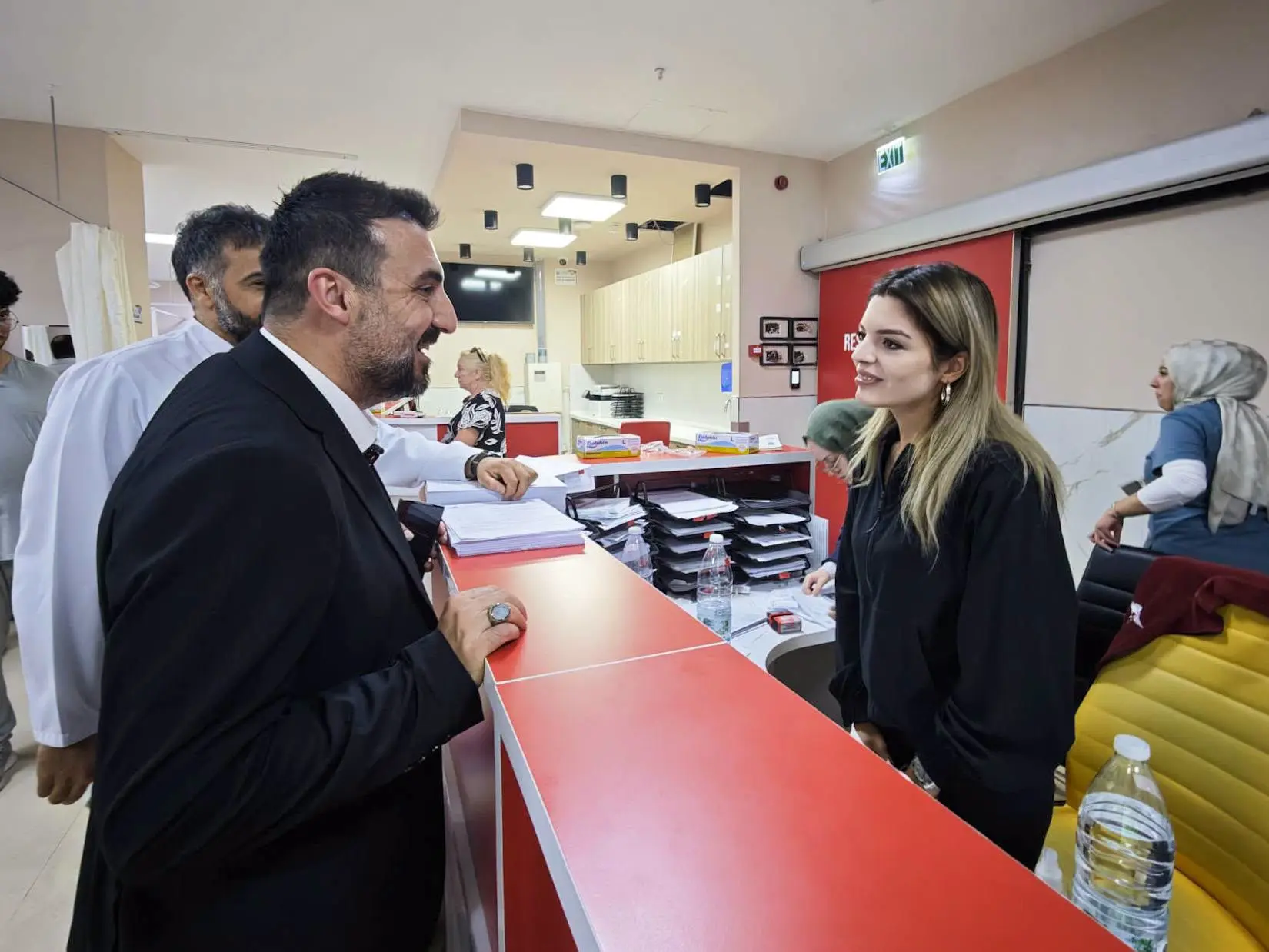 bir veya daha fazla kişi, hastane, haber odası ve yazı görseli olabilir